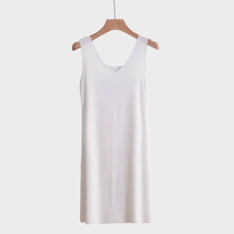 Fond de robe blanche courte sur cintre