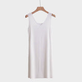 Fond de robe blanche courte sur cintre