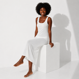 Fond de robe blanche longue assise
